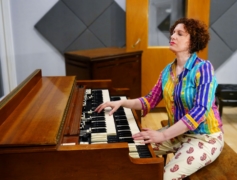 Roberta Piket at Hammond B3 Organ 2 - LOW RES www.robertajazz.com